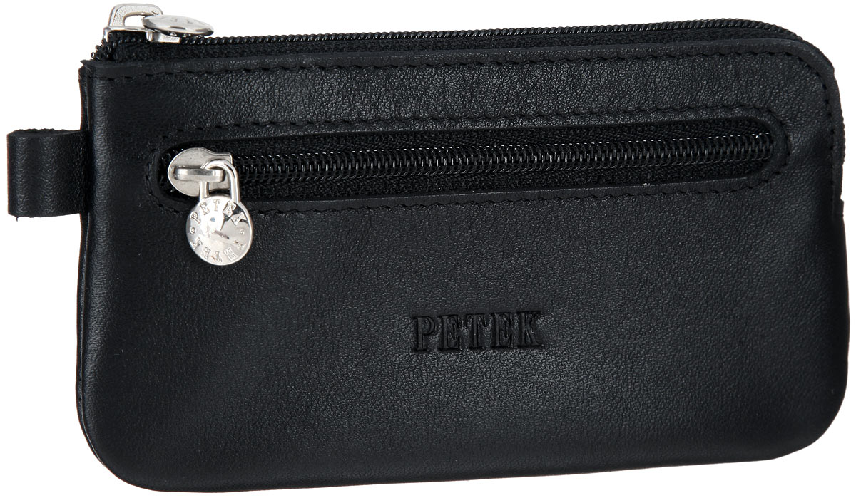 Ключница Petek 1855, цвет: черный. 535.000.01535.000.01 Black Ключница Petek 1855, цвет: черный. 535.000.01535.000.01 BlackСтильная ключница Petek 1855 выполнена из натуральной кожи, дополнена тиснением в виде логотипа бренда и сбоку петлей для подвешивания. Изделие закрывается на застежку-молнию. Внутри находится одно металлическое кольцо на цепочке. Снаружи расположен врезной карман на пластиковой застежке-молнии для мелочей. Ключница упакована в фирменную коробку. Этот аксессуар станет замечательным подарком человеку, ценящему качественные и практичные вещи.