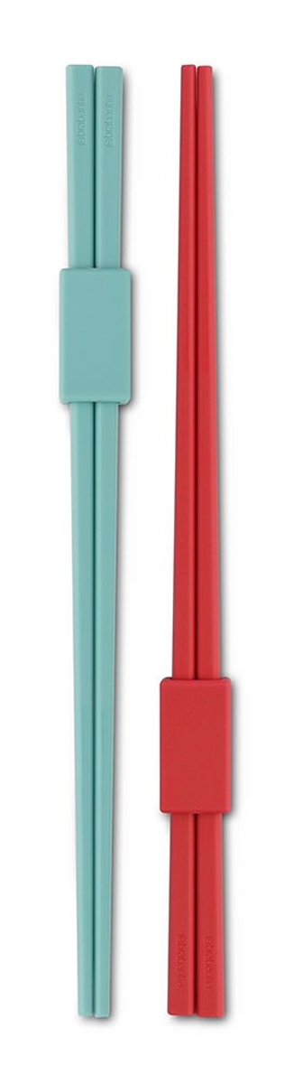 Палочки для суши Brabantia Tasty Colours, 4 шт108242 Палочки для суши Brabantia Tasty Colours, 4 шт108242Стильные палочки для суши Brabantia Tasty Colours, выполненные из высококачественного цветного пластика, помогут создать особую атмосферу восточной кухни. В набор входят: две пары палочек, скрепленных специальным фиксатором, который может использоваться как удобная подставка, гарантирующая гигиеничность и отсутствие пятен на вашей скатерти. Можно мыть в посудомоечной машине. Длина палочки: 22 см. Размер фиксатора: 3 х 1,5 х 1 см.