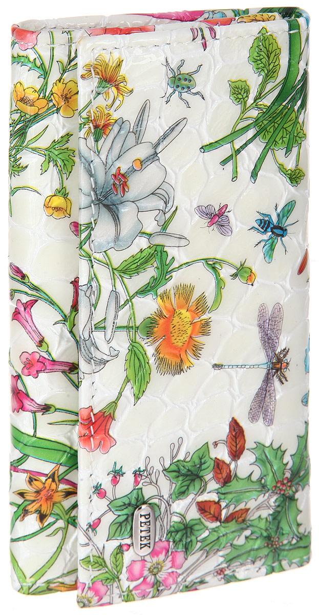 Ключница женская Petek 1855, цвет: белый, зеленый, розовый. 518.094.00 White518.094.00 White Ключница женская Petek 1855, цвет: белый, зеленый, розовый. 518.094.00 White518.094.00 WhiteСтильная женская ключница Petek 1855 выполнена из натуральной кожи с тиснением под рептилию, оформленной ярким принтом, и дополнена металлической пластиной с гравировкой бренда. Изделие закрывается на клапан с двумя кнопками. Внутри находится шесть металлических крючков для ключей, прорезной карман на застежке-молнии и боковой карман. Ключница упакована в фирменную коробку. Этот аксессуар станет замечательным подарком человеку, ценящему качественные и практичные вещи.