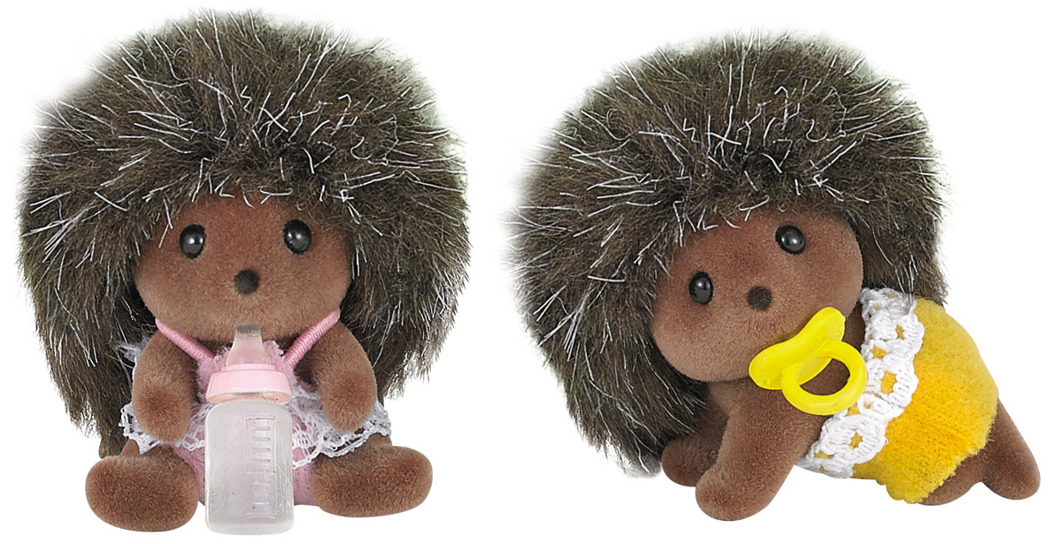Sylvanian Families Набор фигурок Ежата-двойняшки5218 Sylvanian Families Набор фигурок Ежата-двойняшки5218Игровой набор Sylvanian Families Ежата-двойняшки привлечет внимание вашей малышки и не позволит ей скучать. Набор включает в себя две фигурки ежат-малышей. Фигурки двойняшек выполнены из пластика и покрыты мягким приятным на ощупь флоком. Ваша малышка будет часами играть с набором, придумывая различные истории. Sylvanian Families - это целый мир маленьких жителей, объединенных общей легендой. Жители страны Sylvanian Families - это кролики, белки, медведи, лисы и многие другие. У каждого из них есть дом, в котором есть все необходимое для счастливой жизни. В городе, где живут герои, есть школа, больница, рынок, пекарня, детский сад и множество других полезных объектов. Жители этой страны живут семьями, в каждой из которой есть дети. В домах Sylvanian Families царит уют и гармония. Домашние животные радуют хозяев. Здесь продумана каждая мелочь, от одежды до мебели и аксессуаров. В комплект входит: 2 фигурки ежат, соска, бутылочка, буклет.