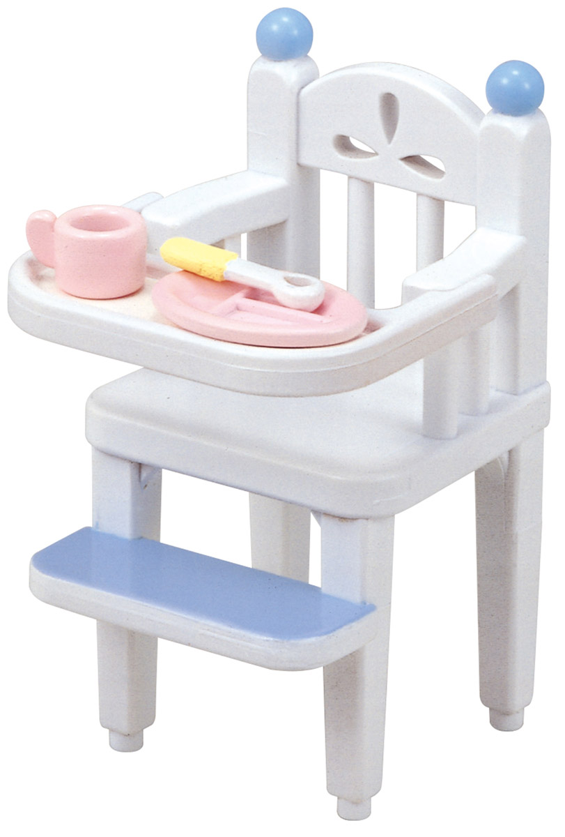 Sylvanian Families Стульчик для кормления малыша5221 Sylvanian Families Стульчик для кормления малыша5221Стульчик для кормления малыша Sylvanian Families будет отличным дополнением к окружающей обстановке дома любой семьи зверушек Sylvanian Families. Стульчик имеет съемный столик, который легко убирается. В комплекте также идет тарелка, ложка, чашка. Sylvanian Families - это целый мир маленьких жителей, объединенных общей легендой. Жители страны Sylvanian Families - это кролики, белки, медведи, лисы и многие другие. У каждого из них есть дом, в котором есть все необходимое для счастливой жизни. В городе, где живут герои, есть школа, больница, рынок, пекарня, детский сад и множество других полезных объектов. Жители этой страны живут семьями, в каждой из которой есть дети. В домах Sylvanian Families царит уют и гармония. Домашние животные радуют хозяев. Здесь продумана каждая мелочь, от одежды до мебели и аксессуаров.