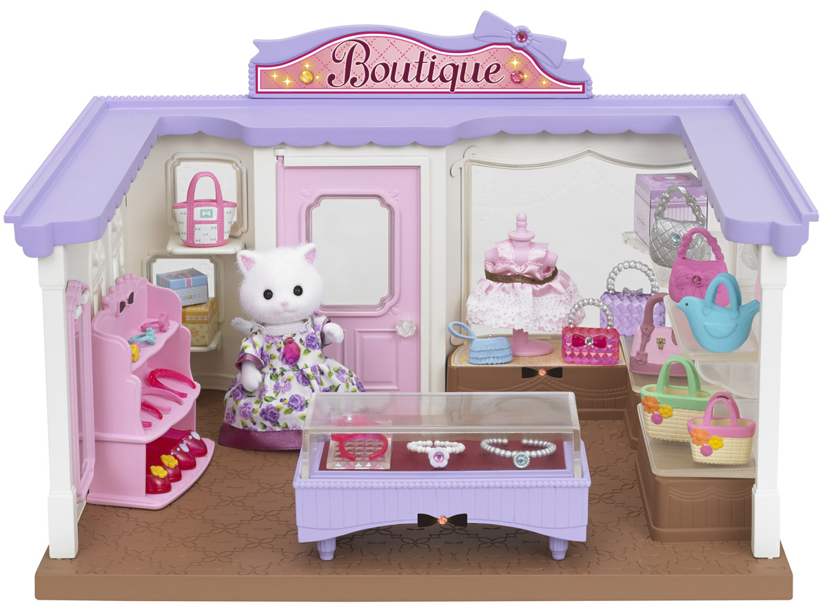 Sylvanian Families Игровой набор Модный бутик5234 Sylvanian Families Игровой набор Модный бутик5234На торговой улице открылся новый магазин - Модный Бутик. Большой выбор дамских сумочек, обуви, украшений и аксессуаров не оставит равнодушной ни одну модницу! В набор входит фигурка кошки. Все элементы выполнены с невероятной тщательностью из безопасных материалов. Компания Sylvanian Families была основана в Японии в 1985 году. Sylvanian Families очень популярна в Европе и Азии, за долгие годы существования компания смогла добиться больших успехов. Три года подряд в Англии бренд Sylvanian Families был признан Игрушкой Года. Сегодня у героев Sylvanian Families есть собственное шоу, полнометражный мультфильм и сеть ресторанов, работающая по всей Японии. Sylvanian Families - это целый мир маленьких жителей, объединенных общей легендой. Жители страны Sylvanian Families - это кролики, белки, медведи, лисы и многие другие. У каждого из них есть дом, в котором есть все необходимое для счастливой жизни. В городе, где живут герои, есть школа, больница, рынок,...