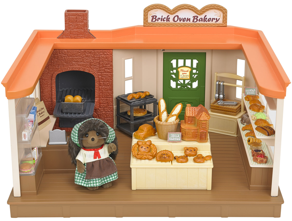 Sylvanian Families Игровой набор Пекарня5237 Sylvanian Families Игровой набор Пекарня5237Кто не любит запах свежеиспеченного хлеба? Все жители в Сильвании каждый день заглядывают в пекарню к маме ежихе, чтобы купить румяной выпечки. В набор входят здание пекарни, фигурка мамы ежихи в униформе, прилавок, витрина, каталка, противни и формы для выпечки, кассовый аппарат, ингредиенты для выпечки хлеба, хлебобулочные изделия различных форм. Все элементы выполнены с невероятной тщательностью из безопасных материалов. Компания Sylvanian Families была основана в Японии в 1985 году. Sylvanian Families очень популярна в Европе и Азии, за долгие годы существования компания смогла добиться больших успехов. Три года подряд в Англии бренд Sylvanian Families был признан Игрушкой Года. Сегодня у героев Sylvanian Families есть собственное шоу, полнометражный мультфильм и сеть ресторанов, работающая по всей Японии. Sylvanian Families - это целый мир маленьких жителей, объединенных общей легендой. Жители страны Sylvanian Families - это кролики, белки, медведи,...