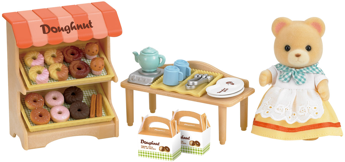 Sylvanian Families Набор фигурок Кондитерская5239 Sylvanian Families Набор фигурок Кондитерская5239Набор Sylvanian Families Кондитерская привлечет внимание вашей малышки и не позволит ей скучать. Набор включает в себя стол и прилавок с полками, пирожные, аксессуары для кондитерской и фигурку Мамы-медведицы. Зверюшки Sylvanian Families смогут в этом магазине купить разные сладости своим друзьям и близким, а хозяйка зайка поможет определиться с выбором. Фигурка выполнена из пластика и покрыта мягким приятным на ощупь флоком. Ваша малышка будет часами играть с набором, придумывая различные истории. В наборе более 30 предметов. Sylvanian Families - это целый мир маленьких жителей, объединенных общей легендой. Жители страны Sylvanian Families - это кролики, белки, медведи, лисы и многие другие. У каждого из них есть дом, в котором имеется все необходимое для счастливой жизни. В городе, где живут герои, есть школа, больница, рынок, пекарня, детский сад и множество других полезных объектов. Жители этой страны живут...