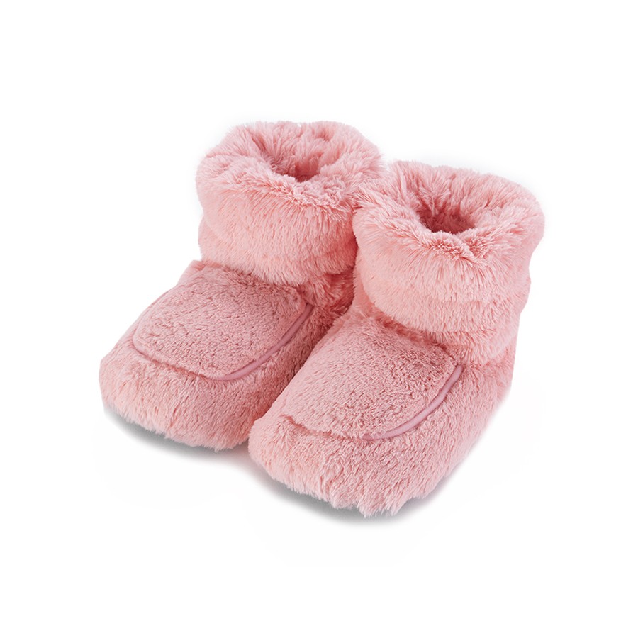 Warmies Сапожки-грелки цвет розовыйCPB-BOO-4 Warmies Сапожки-грелки цвет розовыйCPB-BOO-4Положите сапожки на 1-2 минуты в микроволновую печь, и они будет греть вас на протяжении 2-3 часов. Сапожки полностью безопасны - состоят из натурального наполнителя: зерен проса и сушеной лаванды. Просо удерживает тепло долгое время, а лаванда обладает успокаивающим, расслабляющим эффектом, помогает заснуть. Лечебные свойства лаванды помогают при простудных заболеваниях. Массажный эффект при ходьбе. Не стирать - специальный шелковый мех легко очищается влажной тряпкой.