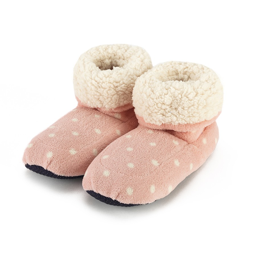 Warmies Сапожки-грелки цвет розовый белыйCPB-BOO-6 Warmies Сапожки-грелки цвет розовый белыйCPB-BOO-6Положите сапожки на 1-2 минуты в микроволновую печь, и они будет греть вас на протяжении 2-3 часов. Сапожки полностью безопасны - состоят из натурального наполнителя: зерен проса и сушеной лаванды. Просо удерживает тепло долгое время, а лаванда обладает успокаивающим, расслабляющим эффектом, помогает заснуть. Лечебные свойства лаванды помогают при простудных заболеваниях. Массажный эффект при ходьбе. Не стирать - специальный шелковый мех легко очищается влажной тряпкой.