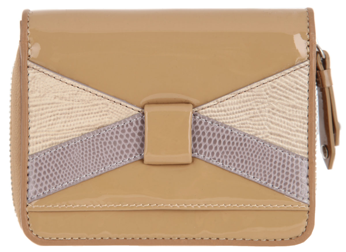 Кошелек женский Leo Ventoni, цвет: бежевый. L330628L330628-tan L Кошелек женский Leo Ventoni, цвет: бежевый. L330628L330628-tan LСтильный женский кошелек Leo Ventoni выполнен из натуральной кожи и оформлен кожаными вставками с фактурным тиснением по кожу змеи. Кошелек содержит два отделения. Отделение для купюр закрывается клапаном на кнопку, внутри содержит два отделения для купюр, кармашек для мелких документов, три кармана для кредитных карт, два потайных кармашка, кармашек с прозрачной вставкой. Наружная сторона клапана дополнена кармашком на кнопке. Отделение для монет состоит из двух секций, закрывается на застежку-молнию. Изделие упаковано в коробку из плотного картона с логотипом фирмы. Этот практичный кошелек непременно подойдет к вашему образу и порадует простотой, стилем и функциональностью.