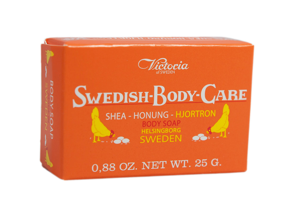 Victoria Мыло для тела с морошкой Soap Shea-Honung-Hjortron, 25 г241199 Victoria Мыло для тела с морошкой Soap Shea-Honung-Hjortron, 25 г241199Вдохновленные шведской природой, солнечными полянами, густым лесами и ягодами, насыщенными витаминами, компания Victoria создала серию мыло для тела «Шведские ягоды». В старинный рецепт мыла были добавлены такие ингредиенты как Шведский мед и экстракты ягод. Мыло для тела «Шведские ягоды» с экстрактом морошки имеет густую бархатную пену с букетом плодов пальмового дерева, оливы и морошки с высоким содержанием липидов. Плотная нежная пена легко смывается с тела и не раздражает кожу. Тонкий аромат шведского мыла, морошки и полевых цветов окутают тело Вас в прохладную погоду вуалью комфорта и наслаждения.