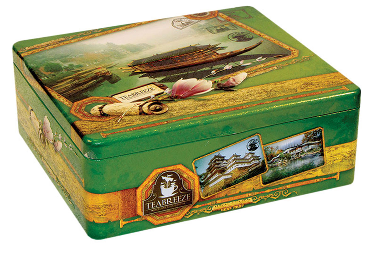 Teabreeze Япония, Китай подарочный чайный набор с чашкой, 100 г4620009890578 Teabreeze Япония, Китай подарочный чайный набор с чашкой, 100 г4620009890578В состав подарочного набора Teabreeze Япония, Китай входят: Чай Настоящий Ганпаудер: Это зеленый чай с особой структурой высушенного листа. Для него выбирается только флеш - верхние листья с почкой. Ганпаудер, а именно так называют сухой чайный лист, свернутый в шарик, получил свое название в начале 19 века благодаря сходству с пороховым зарядом для ружья. Кроме того, в этом названии отражен и взрывной характер этого чая: при заваривании лист раскрывается полностью и очень быстро. Эти свойства Ганпаудер приобретает в процессе производства. Свежесобранный лист сначала провяливают на свежем воздухе, затем прокатывают паром и только после этого сворачивают в шарики и сушат. Благодаря подобной обработке чайный лист дольше сохраняет свои полезные качества и остается неповрежденным. Такой технологический процесс обеспечивает насыщенный терпкий вкус и придает напитку из этого чая неповторимый сладкий аромат с запахом дыма и сухофруктов. ...