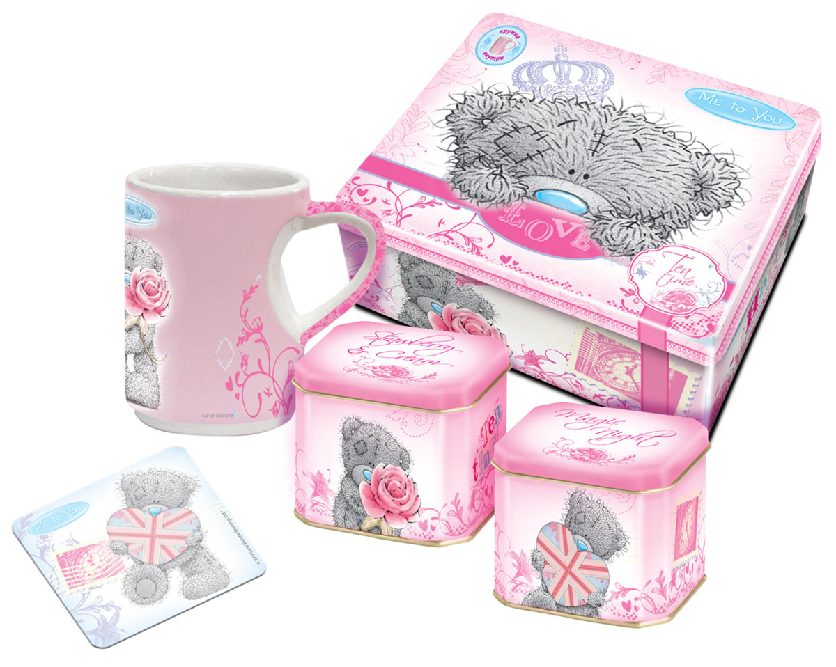Teabreeze Me to You чайная шкатулка с чашкой и подставкой (розовая), 100 г4620009893456 Teabreeze Me to You чайная шкатулка с чашкой и подставкой (розовая), 100 г4620009893456Подарочная чайная шкатулка Teabreeze Me to You с чашкой и подставкой. В состав набора входит: Чай Земляника со сливками Это отличный чайный микс, обладающий незабываемым вкусом лета. Смесь черного байхового чая с листьями и плодами земляники рождает непередаваемые ощущения свежести лесной ягоды в сочетании с мягким и сладким вкусом сливок. Эта великолепная вкусовая консистенция оставляет на языке стойкое и очень приятное послевкусие, напоминающее подогретый солнцем летний лес. Напиток, который получается из ароматной смеси Земляника со сливками приятно бодрит и освежает. Чай Волшебная ночь Просто создан для вечерних чаепитий и долгих разговоров. Основу чая составляет смесь из цейлонского черного чая и китайского зеленого чая Сенча. К ним добавлены лепестки розы и подсолнечника, плоды шиповника, ароматные кусочки папайи, а также натуральные масла дыни, земляники, абрикоса и душистой смородины. Бархатный вкус и...