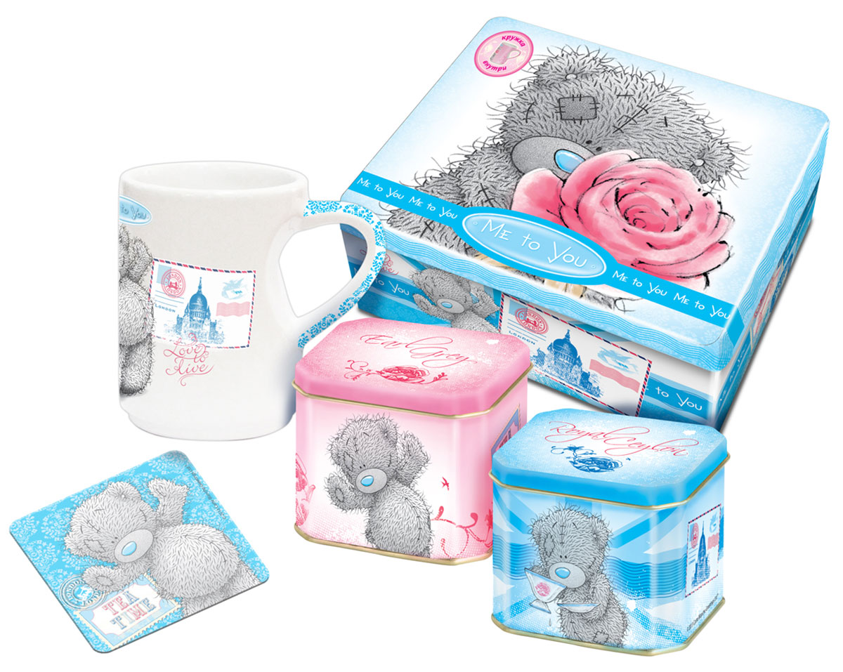 Teabreeze Me to You чайная шкатулка с чашкой и подставкой (голубая), 100 г4620009893463 Teabreeze Me to You чайная шкатулка с чашкой и подставкой (голубая), 100 г4620009893463Подарочная чайная шкатулка Teabreeze Me to You с чашкой и подставкой. В состав набора входят: Чай Эрл Грей Английская традиция ароматизировать чай бергамотом насчитывает, без малого, вот уже 300 лет. Именно тогда появился Earl Grey - чайный напиток с запахом цитрусовых, который давно уже стал классикой не только в дневном чаепитии Великобритании, но и полюбился людям во многих странах. Его вкус напоминает чай с лимоном, однако он значительно мягче, в нем совсем не ощущается кислоты. Наоборот, напиток из пропитанного маслом бергамота чайного листа оставляет на языке пряный и мягкий след. Чай Королевский Цейлон Это чай пришел к нам c высокогорий острова Цейлон (Шри-Ланка). Его характерный, слегка вяжущий вкус имеет ярко выраженный медовый оттенок. В богатой коллекции черных чаев он занимает особое место благодаря тонкому аромату, который источает золотистый чайный настой. Такое интересное и необычное для цейлонского ...