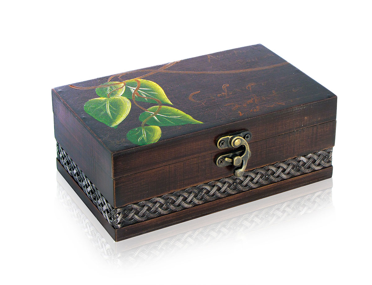 Teabreeze Золотой Ассам чай черный в подарочной шкатулке, 100 г4620009896518 Teabreeze Золотой Ассам чай черный в подарочной шкатулке, 100 г4620009896518Чай Золотой Ассам - черное золото Индии. Именно так следует называть чай из провинции Ассам. Этот чай прославил не только своё место рождения. Его классический, немного вяжущий вкус познакомил весь мир с черным индийским чаем. Ароматный, золотой настой assam tea пришелся по вкусу английской династии принцев Оранских, за что и был удостоен высочайшего внимания и распространился по всему миру. Теперь качество чайного листа с золотых высокогорий индийских Гималаев отмечается именно так: чай, достойный королей. Прикоснуться к великой традиции чаепития поможет Золотой Ассам. Его терпкий настой с тончайшими оттенками вкуса радует глаз и оставляет на языке непередаваемую гамму стойкого чайного послевкусия. Teabreeze Золотой Ассам в подарочной шкатулке станет отличным подарком любителям чая.