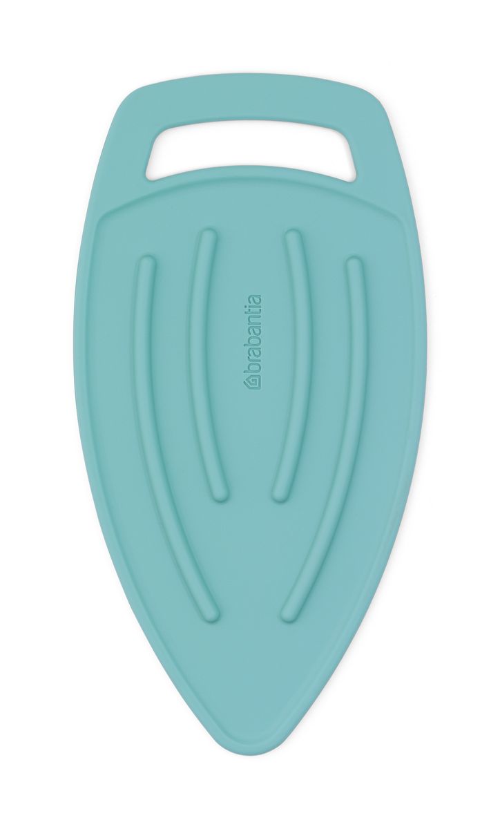 Подставка для утюга Brabantia, цвет: мятный105401 Подставка для утюга Brabantia, цвет: мятный105401С подставкой для утюга Brabantia вы забудете о том, что глажка может быть скучным и утомительным занятием! Просто, удобно, универсально и функционально! Изготовлена из термостойкого пластика и защищает чехол гладильной доски. Особенности: Свобода действий при глажении – установка горячего утюга в любом месте; Подставка защищает чехол – изготовлена из термостойкого пластика (макс. 220°C); Очистка влажной тканью; Не используйте подставку на нетермостойкой поверхности; Не оставляйте на подставке горячий утюг без присмотра на длительное время; Во время использования подставка может сильно нагреться, будьте осторожны при обращении с ней; Внимание: неисправность паровой системы или парового утюга может привести к повышению температуры выше 220°C, что может повлечь повреждение подставки и белья!