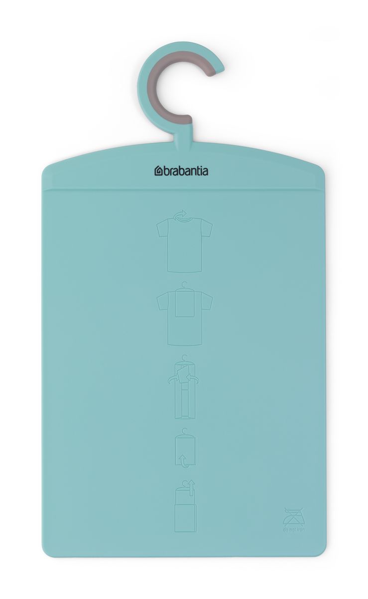 Доска для складывания одежды Brabantia, цвет: мятный105722 Доска для складывания одежды Brabantia, цвет: мятный105722Доска для складывания одежды Brabantia поместится в любой шкаф и поможет быстро, аккуратно и единообразно сложить сорочки, футболки и свитеры. Как? Очень просто – с обеих сторон имеется четкая пошаговая инструкция по складыванию белья. Белье отправляем в шкаф, доску подвешиваем тут же за большой удобный крючок. Теперь в вашем шкафу идеальный порядок! Отличное решение для аккуратного единообразного складывания сорочек, футболок, свитеров без складок – идеальный порядок в шкафу. Доска оснащена большим крючком для подвешивания на перекладине в шкафу. Проста в использовании – на доске с обеих сторон имеется четкая пошаговая инструкция по складыванию белья. Внимание: доска изготовлена из нетермостойких материалов и не предназначена для глажения на ней!