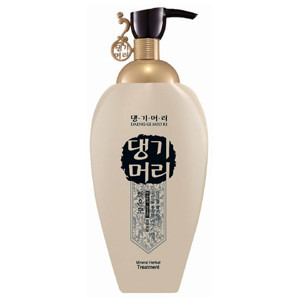 DaengGiMeоRi кондиционер для волос Mineral Herbal, 500 мл8807779083461 DaengGiMeоRi кондиционер для волос Mineral Herbal, 500 мл8807779083461Daeng Gi Meo Ri Mineral Herbal кондиционер предназначен для редких поврежденных волос. Он минимизирует раздражение кожи головы и предотвращает выпадение волос. Кондиционер содержит экстракт водорослей, который богат альгиновой кислотой, а также масло авокадо, которое придает гладкость и блеск волосам. Экстракт ферментированных рисовых отрубей обеспечивают мягкость волосам.