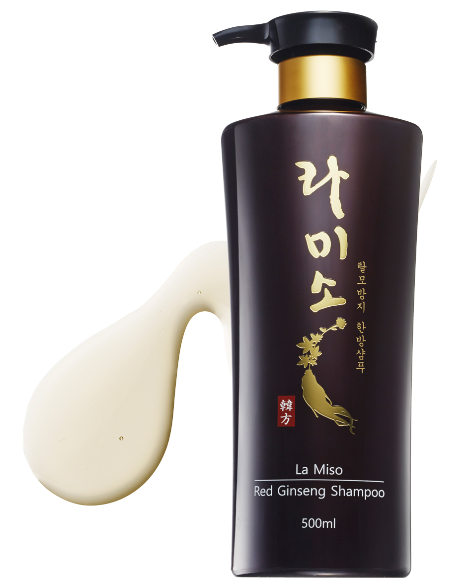 La Miso укрепляющий шампунь с красным шеньшенем Red Ginseng Shampoo, 500 мл8809368410207 La Miso укрепляющий шампунь с красным шеньшенем Red Ginseng Shampoo, 500 мл8809368410207Основным действующим компонентом средства является экстракт корня красного корейского женьшеня. Он богат витаминами группы В, сапонинами, гликозидами, флавоноидами, энзимами, антиоксидантами, органическими кислотами и аминокислотами. Корень красного корейского женьшеня известен во всем мире благодаря сильному восстанавливающему и укрепляющему эффекту, который он оказывает на организм человека. Шампунь мягко очищает, удаляя различные загрязнения с волос и кожи головы. Экстракт корня красного корейского женьшеня бережно ухаживает за кожей головы, увлажняя, питая и повышая кожный иммунитет. Благодаря антибактериальному и противовоспалительному действию корня красного корейского женьшеня шампунь препятствует появлению зуда и перхоти. Средство улучшает кровообращение, препятствует выпадению и стимулирует рост волос, делая их здоровыми и густыми.