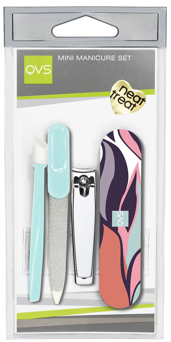 QVS Маникюрный набор: кусачки, 2 пилки, палочка для кутикулы MINI MANICURE SET10-1380 QVS Маникюрный набор: кусачки, 2 пилки, палочка для кутикулы MINI MANICURE SET10-1380Маникюрный набор:кусачки маникюрные,пилка металлическая,пилочка для ногтей,палочка для кутикулы.Стильное оформление.2 в 1 -пластиковая упаковка может быть использована в качестве чехла.Состоит из 4-х незаменимых предметов для ежедневного ухода за ногтями:кусачки маникюрные,с изогнутыми лезвиями.Пилка для ногтей с сапфировым напылением с 2-мя рабочими поверхностями:среднезернистой и мелкозернистой.Пилочка для ногтей на мягкой основе.Палочка для отодвигания кутикулы.