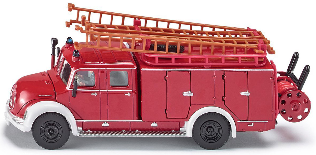 Siku Пожарная машина Magirus4115 Siku Пожарная машина Magirus4115Корпус, кабина и шасси игрушечной ретро-модели пожарной машины Siku Magirus выполнены из металла, лобовое и боковые стекла из прозрачного пластика, колеса выполнены из резины и имеют свободный ход. Пожарные лестницы снимаются с машины, лестницы можно сцеплять между собой до необходимой длины. Капот машины открывается. В кабине за рулем находится фигурка водителя. Крышки отсеков для дополнительного оборудования открываются. На крыше машины под лестницами имеется запасное колесо. Сзади пожарной машины расположена съемная катушка с пожарным шлангом, катушка снимается с машины, пожарный шланг можно размотать. Игры с моделями способствуют развитию воображения, мышления, мелкой моторики рук и координации движений.
