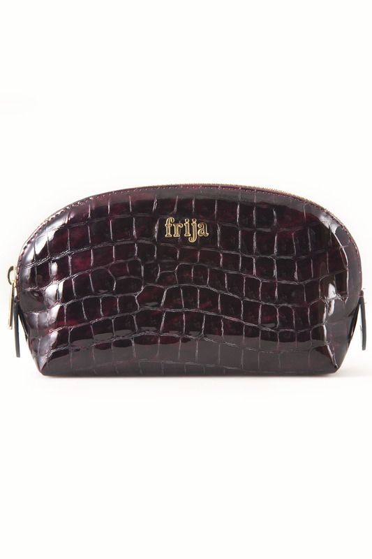 Косметичка Frija, цвет: черный, бордовый. 15-049-1215-049-12 Косметичка Frija, цвет: черный, бордовый. 15-049-1215-049-12Элегантная косметичка Frija выполнена из натуральной лаковой кожи с декоративным тиснением, оформлена металлической фурнитурой с символикой бренда. Изделие содержит вместительное отделение. Широкое устойчивое дно и удобная застежка-молния делают аксессуар универсальным в повседневном использовании. Этот яркий стильный аксессуар дополнит ваш образ и станет незаменимой вещью для хранения косметики.