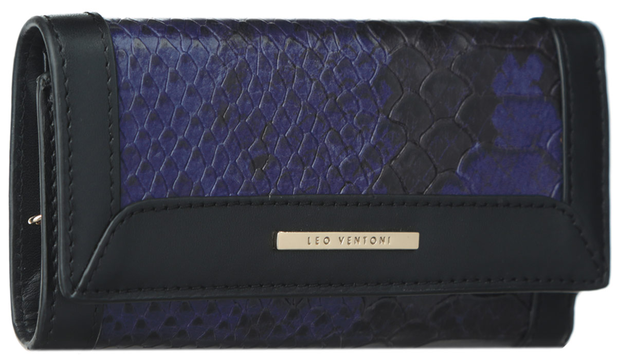 Ключница женская Leo Ventoni, цвет: черный, синий. L330805L330805 nero/blue Ключница женская Leo Ventoni, цвет: черный, синий. L330805L330805 nero/blueСтильная женская ключница Leo Ventoni выполнена из натуральной кожи, оформленной принтом и тиснением под рептилию, и дополнена металлической пластиной с гравировкой бренда. Изделие закрывается на клапан с кнопкой. Внутри находятся пять металлических крючков для ключей, глубокое отделение для валюты, прорезной карман на застежке-молнии и боковой карман. Ключница упакована в фирменную коробку. Этот аксессуар станет замечательным подарком человеку, ценящему качественные и практичные вещи.