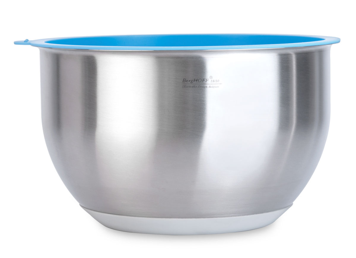 Миска BergHOFF Orion, 20 см, 3 л1109299 Миска BergHOFF Orion, 20 см, 3 л1109299Миска BergHOFF Orion изготовлена из высококачественной нержавеющей стали и снабжена крышкой из ПВХ, которая плотно и герметично закрывается, дольше сохраняя продукты свежими. Дно покрыто резиновым противоскользящим основанием, которое не поцарапает поверхность стола. Идеально подходит для сервировки салатов и закусок, а также для хранения и переноски пищевых продуктов. Подходит для хранения в холодильнике, посудомоечной машине (кроме крышки). Диаметр (по верхнему краю): 20 см.