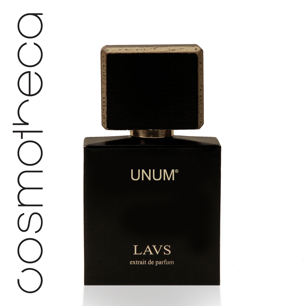 Unum Парфюмерная эссенция LAVS, 100 млUNUM01 Unum Парфюмерная эссенция LAVS, 100 млUNUM01В глубине аромата LAVS также слышны ноты гвоздики, кориандра и лабданума. Лабданум выделяется из кустов Citrus Ladanifer под воздействием солнечных лучей западного Средиземноморья. В Древнем Египте лабданум использовался в качестве ингредиента воскурений в храмах богов, а также есть версия, что им натирали накладные бороды фараонов, сделанные из козьей шерсти. Лабданум упоминается и в Библии под названием Галаад. В наше время лабданум выращивают на Крите и собирают с помощью специального инструмента. Его аромат многосоставен и напоминает одновременно амбру, запах набитого старыми вещами сундука, а его оттенки ближе к аромату кожи, меда, дерева и мускуса. Кориандр изначально произрастал на Ближнем Востоке и использовался не только как стойкая ароматическая добавка, но и в медицинских целях. Главные ноты LAVS - это три эссенции: мягкий чувственный жасмин, тропический кардамон и насыщенный черный перец, король специй - именно вокруг него кружится вся симфония аромата. ...