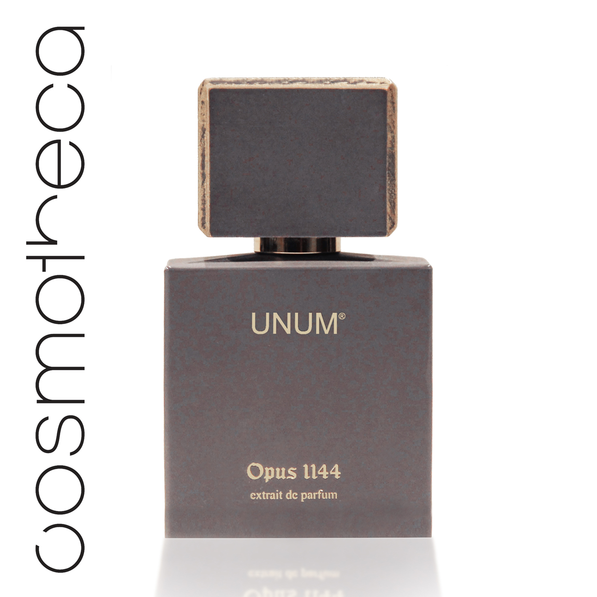 Unum Парфюмерная эссенция OPUS 1144, 100 млUNUM02 Unum Парфюмерная эссенция OPUS 1144, 100 млUNUM02Одно из постоянных слияний UNUM и Искусства. Аромат Opus 1144 посвящен готике как феномену, который проник во все виды искусства. Считается, что готический стиль официально зародился в 1144 году во Франции и затем распространился по всей Европе, изменяясь и развиваясь по-своему в каждой стране. Термин был придуман Джорджо Вазари, который использовал его для обозначения нордических и варварских элементов готики. В аромате UNUM в свою очередь обращается к эпохе Возрождения, добавляя к парфюмерной композиции новые значения и символы, делающие Opus 1144 неповторимым и уникальным парфюмом. Аромат раскрывается нотами белого мускуса и серой амбры – легкого и теплого ингредиента, со- держащего феромоны. Это очень редкий компонент, серую амбру добывают в Индийском океане. Ее серый цвет ассоциируется со свинцовым небом Нормандии: считается, что именно в этом регионе зародился готический стиль. В сердце аромата – ноты кожи, ванили и сандала, создающие гармонию Духа и открывающие путь к...