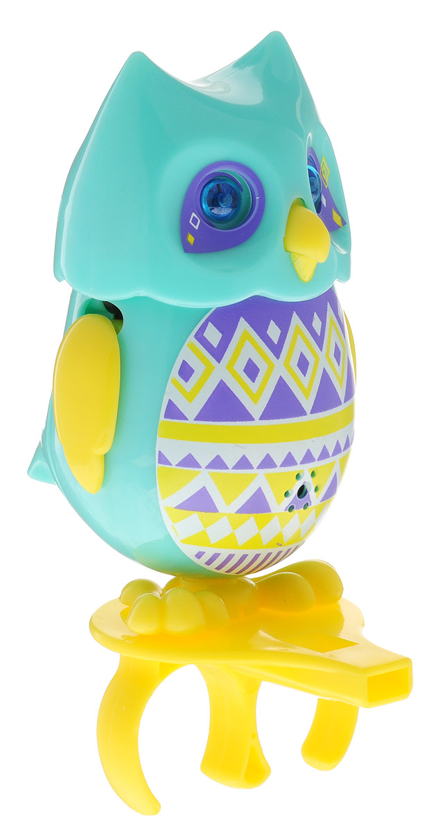 DigiFriends Интерактивная игрушка Сова с кольцом цвет бирюзовый желтый88285 DigiFriends Интерактивная игрушка Сова с кольцом цвет бирюзовый желтый88285У вас есть шанс получить уникального домашнего питомца - сову. Не каждый может похвастаться этим. Эта умная птичка интерактивная, она будет развлекать вас различными мелодиями, уханьем, световыми эффектами и танцами в виде покачиваний в такт музыке. Для активизации совы необходимо подуть на нее. Чтобы активировать режим проигрывания мелодий и уханья совы, достаточно посвистеть в свисток, который имеется в комплекте. Игрушка издает 55 вариантов мелодий и звуков. Кольцо-свисток может служить как переносной насест для совы. Ребенок может надеть кольцо на два пальца, закрепить там сову и свободно играть или даже бегать. Сова DigiFriends устойчива на любой ровной поверхности. Когда сова поет, ее глаза весело сверкают. Сова может поворачивать голову и шевелить клювом в такт мелодии. Игрушка работает в двух режимах: соло и хор. Можно синхронизировать неограниченное количество сов или других персонажей DigiFriends. Главным в хоре становится персонаж, которого первого включили....