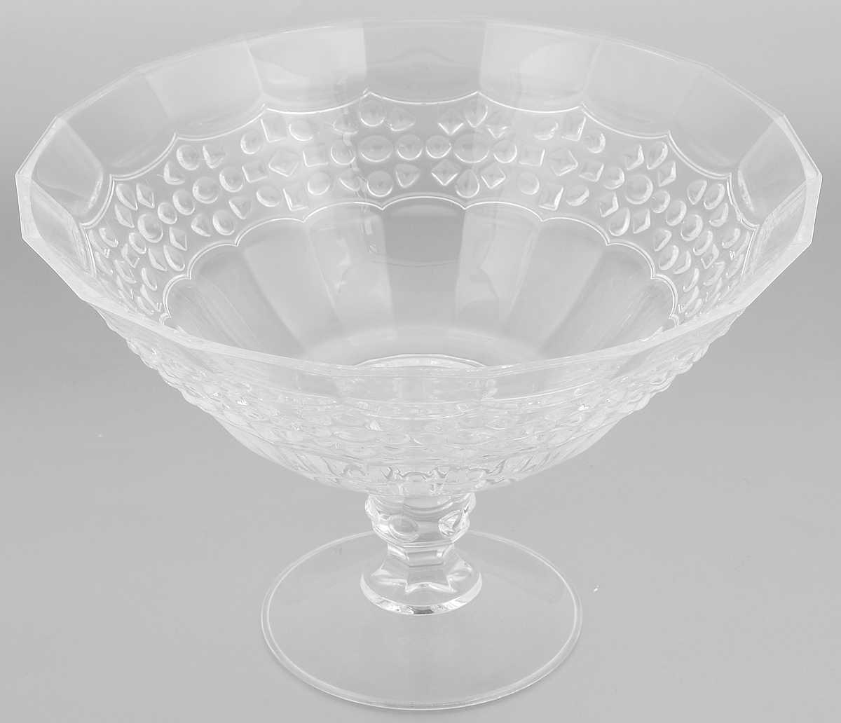 Салатник Cristal dArques Allure, диаметр 25,5 смG5667 Салатник Cristal dArques Allure, диаметр 25,5 смG5667Салатник Cristal dArques Allure изготовлен из из специально разработанного стекла Diamax в форме большой чаши на ножке, декорирован рельефом. Данный салатник сочетает в себе изысканный дизайн с максимальной функциональностью. Он прекрасно впишется в интерьер вашей кухни и станет достойным дополнением к кухонному инвентарю. Такой салатник не только украсит ваш кухонный стол и подчеркнет прекрасный вкус хозяйки, но и станет отличным подарком. Диаметр (по верхнему краю): 25,5 см. Высота: 17 см. Диаметр основания: 11 см.