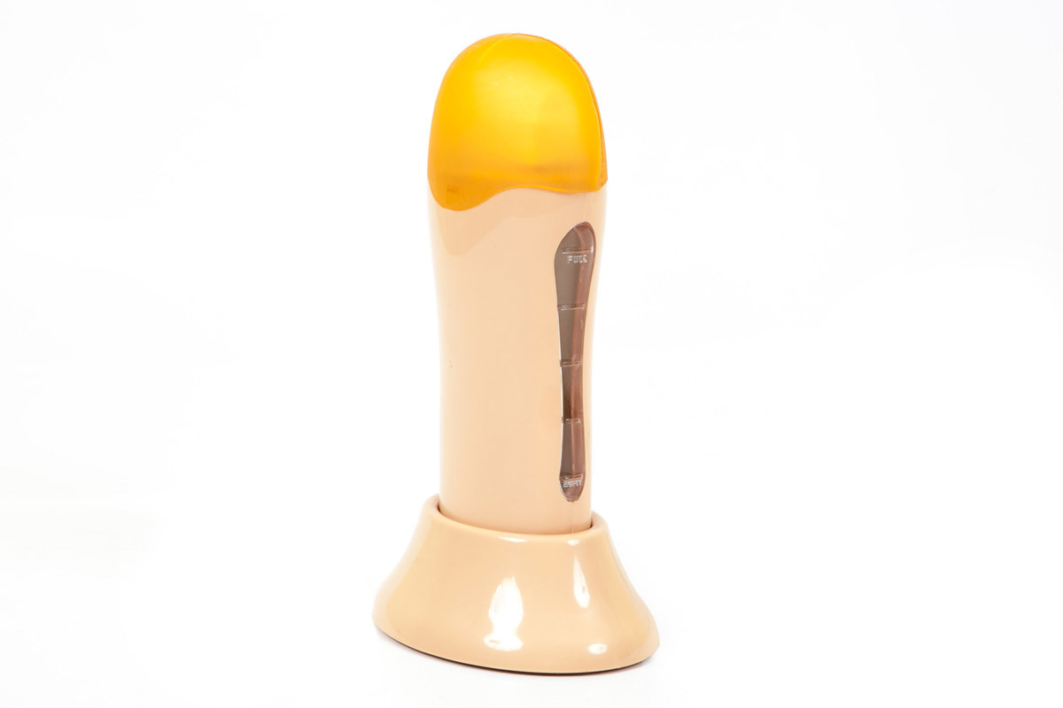 Yorkma Воскоплав 1-о касетный Depilatory Heater 8323971 Yorkma Воскоплав 1-о касетный Depilatory Heater 8323971Воскоплав 1-кассетный SD-23 представляет собой набор для депиляции, предназначенный для функционального оснащения частных косметологических кабинетов и современных салонов красоты. В комплект входит воскоплав, прикрепленный к специальной подставке с окошком, а также картридж с воском и несколько полосок для депиляции. С целью предотвращения вытекания воска, нагреватель с установленным картриджем следует хранить в вертикальном положении. Данный набор имеет несколько практичных функций, которые упрощают процесс проведения эпиляции и делают его более комфортным. К их числу можно отнести то, что благодаря окошку, которым оснащен воскоплав, можно видеть и контролировать оставшееся в нем количество воска.