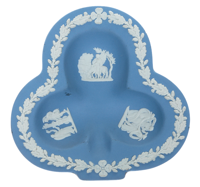 Тарелочка для украшений. Голубой бисквит, рельеф. Wedgwood, Великобритания, 1970-е гг.шк.ал.121 Тарелочка для украшений. Голубой бисквит, рельеф. Wedgwood, Великобритания, 1970-е гг.шк.ал.121Тарелочка для украшений украшена рельефом белого цвета c античным сюжетом. Голубой бисквит. Маркировка: клеймо в тесте Wedgwood. Made in England. Датировка: Великобритания, 1970-е гг. Размер: 11 х 11 см. Сохранность очень хорошая, без сколов и трещин.
