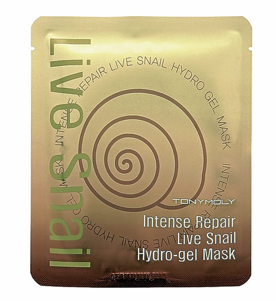 TonyMoly Гидрогелевая маска Intense Repair Live Snail Hydro-gel Mask, 25 грSS05011600 TonyMoly Гидрогелевая маска Intense Repair Live Snail Hydro-gel Mask, 25 грSS05011600Супер увлажняющая и питательная маска для лица. Маска содержит 70% фильтрата секреции улитки. Маска отлично влияет на общее состояние кожи, повышает тонус и увлажняет. Выполнена она в виде гелевого разделенного на две части листа, что делает процесс не только полезным и приятным, но и очень интересным. Когда Вы нанесете маску на лицо, кожа становится похожа на стекло. Идеально гладкая и нежная. Пока маска на Вас, Вы можете сделать легкий массаж прямо поверх маски по массажным линиям. Результат - превосходная увлажненная кожа с суженными порами и естественным сиянием. Марка Tony Moly чаще всего размещает на упаковке (внизу или наверху на спайке двух сторон упаковки, на дне банки, на тубе сбоку) дату изготовления в формате: год/месяц/дата.