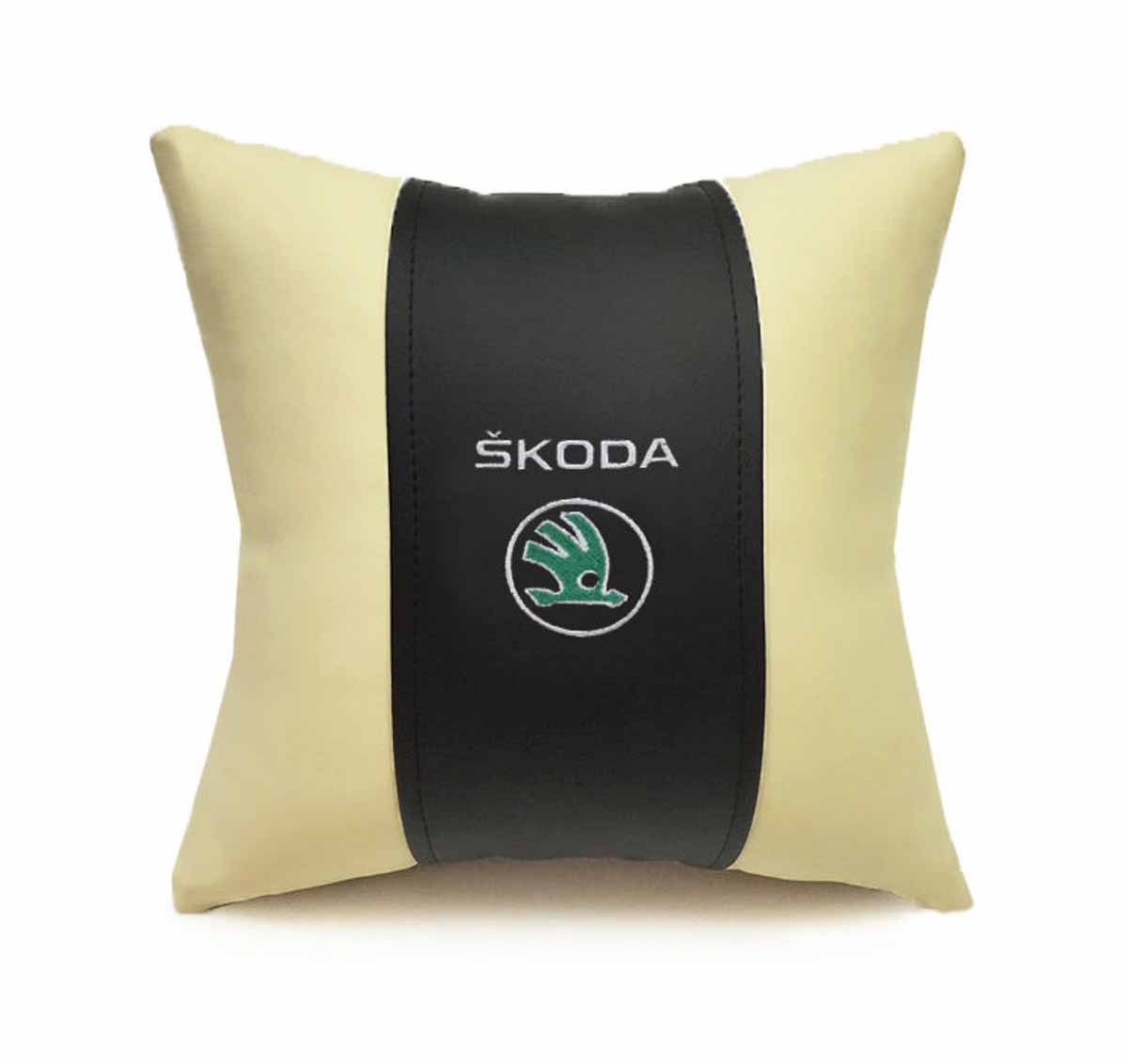 Подушка декоративная Auto premium SKODA, цвет: черно-бежевый. 3705737057 Подушка декоративная Auto premium SKODA, цвет: черно-бежевый. 3705737057Подушка в машину с вышивкой автологотипа - отличное дополнение для салона Вашего авто. Мягкая подушка изготовлена из матовой экокожи будет удобна пассажиру. К тому же не перестанет радовать Вас своим видом. Оптимальный размер подушки (30х30) не загромождает салон автомобиля.