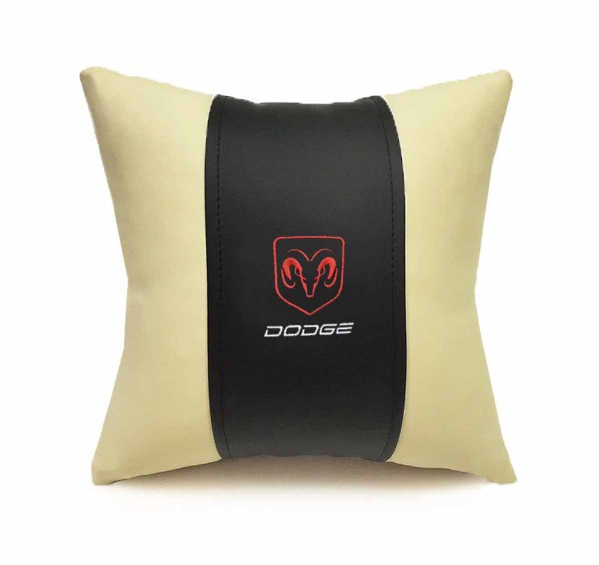 Подушка декоративная Auto premium DODGE, цвет: черно-бежевый. 3707537075 Подушка декоративная Auto premium DODGE, цвет: черно-бежевый. 3707537075Подушка в машину с вышивкой автологотипа - отличное дополнение для салона Вашего авто. Мягкая подушка изготовлена из матовой экокожи будет удобна пассажиру. К тому же не перестанет радовать Вас своим видом. Оптимальный размер подушки (30х30) не загромождает салон автомобиля.