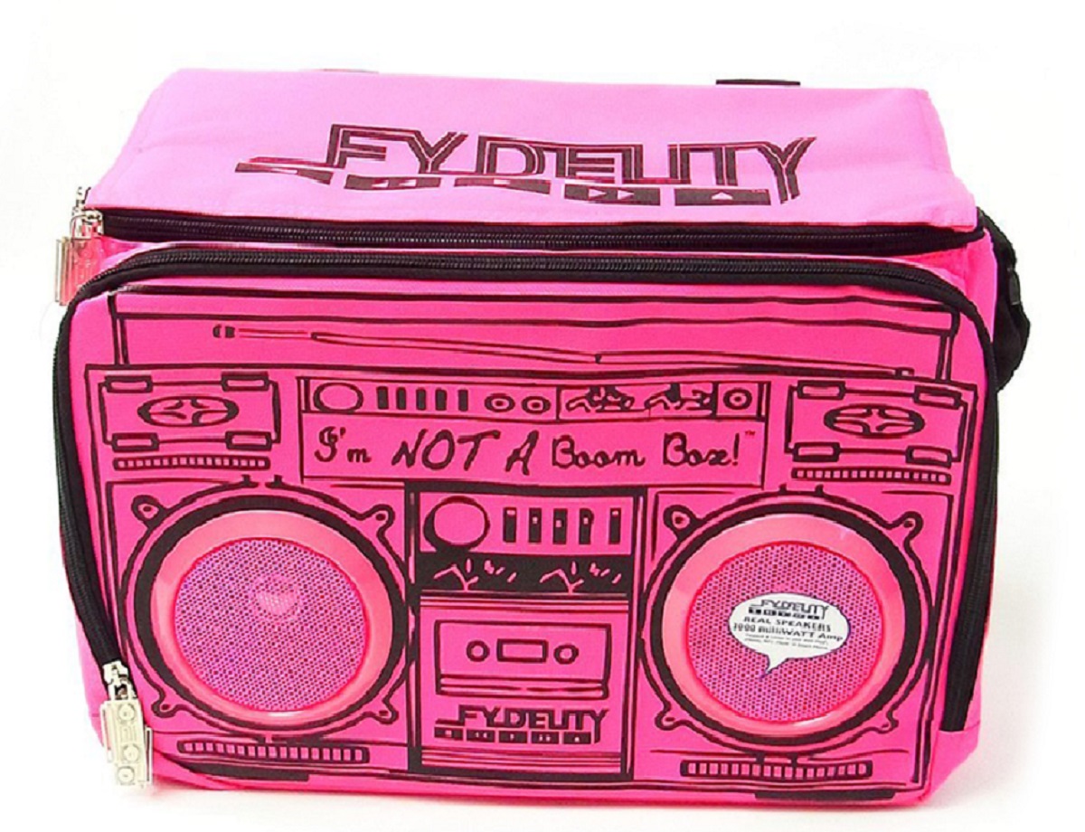 Сумка-холодильник Fydelity Le Boom, цвет: фуксия, черный, 8 л91256 Сумка-холодильник Fydelity Le Boom, цвет: фуксия, черный, 8 л91256Fydelity Le Boom – это модная вместительная термосумка через плечо, которая прекрасно держит тепло и холод. Для удобства модель оснащена двумя отделениями на застежке-молнии, в одном из которых спрятаны водонепроницаемые Hi-Fi Stereo динамики с усилителем. Легкое подключение телефона, MP3, CD плеера и iPod/iPad обеспечивает 3,5 мм стереоджек. Имеются специальные отделения для iPod/iPhone для быстрого и удобного доступа к плееру.