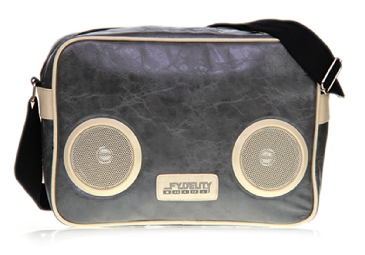 Сумка молодежная Fydelity G-Force Shoulder Bag, цвет: серый глянец, 7 л92465 Сумка молодежная Fydelity G-Force Shoulder Bag, цвет: серый глянец, 7 л92465Водонепроницаемые Hi-Fi stereo 3 Ватт динамики с усилителем. Отношение сигнал/шум: 60 ДБ. Легкое подключение телефона, mp3, CD плеера, iPod/iPad через 3,5мм стереоджек. Отделения для iPod/iPhone для быстрого и удобного доступа к вашему плееру. Источник питания: 4 батарейки типа AA (пальчиковые), для непрерывного 10-часового звучания. Диапазон воспроизводимых частот: 150 Гц ~ 20 кГц.