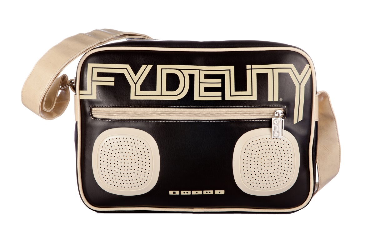 Сумка молодежная Fydelity G-Force Shoulder Bag, цвет: черный, 7 л92480 Сумка молодежная Fydelity G-Force Shoulder Bag, цвет: черный, 7 л92480Водонепроницаемые Hi-Fi stereo 3 Ватт динамики с усилителем. Отношение сигнал/шум: 60 ДБ. Легкое подключение телефона, mp3, CD плеера, iPod/iPad через 3,5мм стереоджек. Отделения для iPod/iPhone для быстрого и удобного доступа к вашему плееру. Источник питания: 4 батарейки типа AA (пальчиковые), для непрерывного 10-часового звучания. Диапазон воспроизводимых частот: 150 Гц ~ 20 кГц.