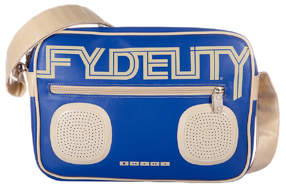 Сумка молодежная Fydelity G-Force Shoulder Bag, цвет: синий, 7 л92481 Сумка молодежная Fydelity G-Force Shoulder Bag, цвет: синий, 7 л92481Водонепроницаемые Hi-Fi stereo 3 Ватт динамики с усилителем. Отношение сигнал/шум: 60 ДБ. Легкое подключение телефона, mp3, CD плеера, iPod/iPad через 3,5мм стереоджек. Отделения для iPod/iPhone для быстрого и удобного доступа к вашему плееру. Источник питания: 4 батарейки типа AA (пальчиковые), для непрерывного 10-часового звучания. Диапазон воспроизводимых частот: 150 Гц ~ 20 кГц.