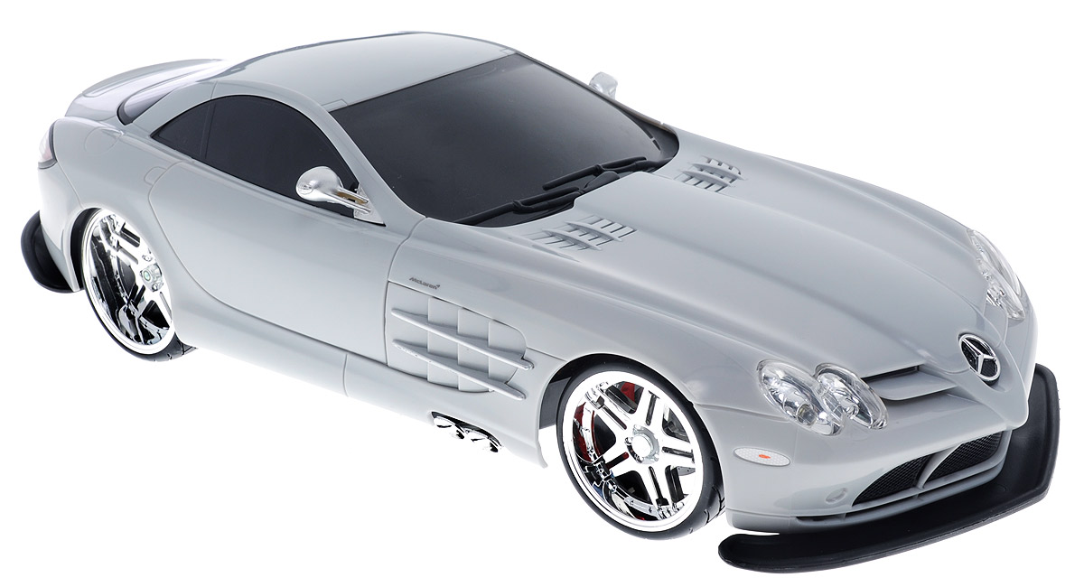 Maisto Радиоуправляемая модель Mercedes SLR McLaren цвет серый81022_серый Maisto Радиоуправляемая модель Mercedes SLR McLaren цвет серый81022_серыйРадиоуправляемая модель Maisto Mercedes SLR McLaren стильного серого цвета является точной уменьшенной копией настоящего автомобиля в масштабе 1:10. Машина при помощи пульта управления движется вперед, дает задний ход, поворачивает влево и вправо, останавливается. С помощью пульта управления также можно контролировать свет фар. Шины модели выполнены из резины. Машина развивает хорошую скорость и обладает высокой стабильностью движения, что позволяет полностью контролировать процесс, управляя уверенно и без суеты. Пульт управления имеет три частоты, что позволяет одновременно управлять 2-3 моделями. Такая модель станет отличным подарком не только любителю автомобилей, но и человеку, ценящему оригинальность и изысканность, а качество исполнения представит такой подарок в самом лучшем свете. Машина работает от сменного аккумулятора (в комплекте). Для работы пульта управления необходимы 2 батарейки типа АА (товар комплектуется демонстрационными).