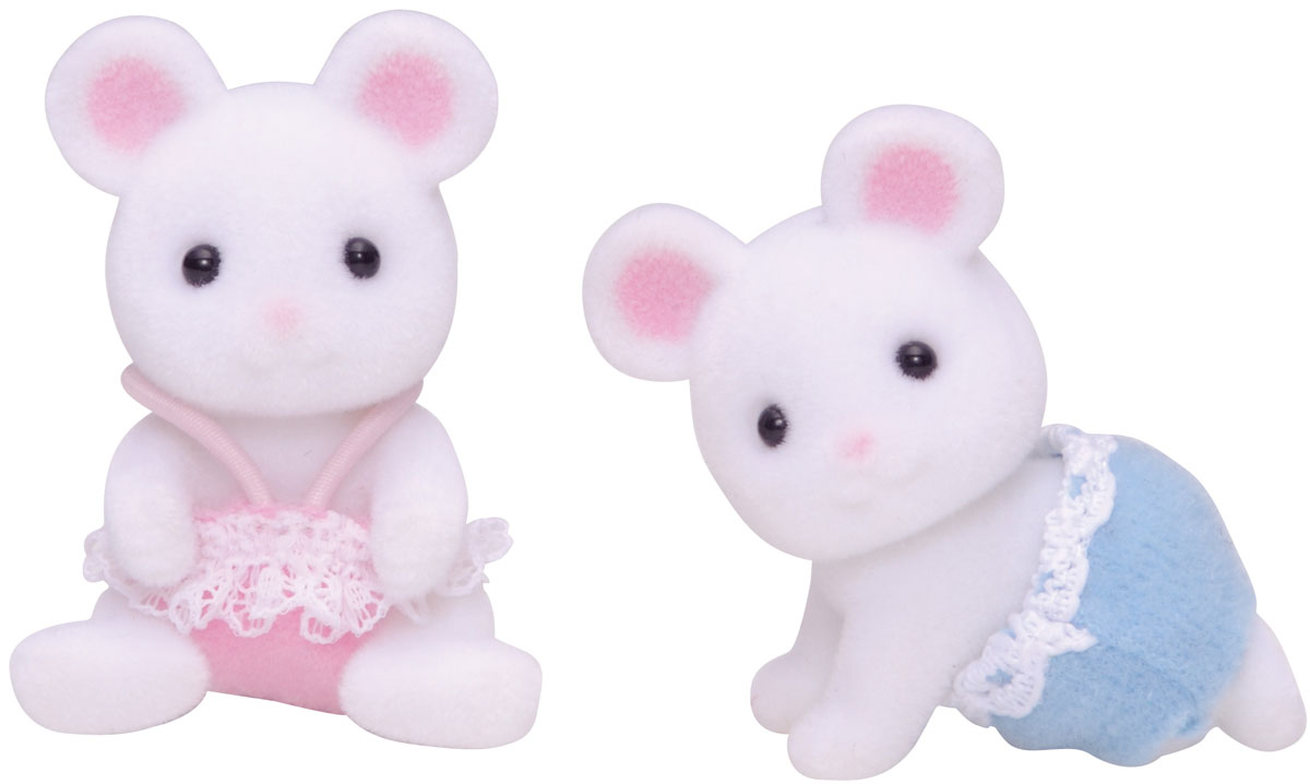 Sylvanian Families Набор фигурок Белые Мышата-двойняшки3221 Sylvanian Families Набор фигурок Белые Мышата-двойняшки3221Игровой набор Белые Мышата-двойняшки привлечет внимание вашего ребенка и станет отличным подарком для поклонников жителей чудесной страны Sylvanian Families. Набор состоит из двух маленьких очаровательных мышат-двойняшек. Компания была основана в 1985 году, в Японии. Sylvanian Families очень популярен в Европе и Азии, и, за долгие годы существования, компания смогла добиться больших успехов. 3 года подряд в Англии бренд Sylvanian Families был признан Игрушкой Года. Сегодня у героев Sylvanian Families есть собственное шоу, полнометражный мультфильм и сеть ресторанов, работающая по всей Японии. Sylvanian Families - это целый мир маленьких жителей, объединенных общей легендой. Жители страны Sylvanian Families - это кролики, белки, медведи, лисы и многие другие. У каждого из них есть дом, в котором есть все необходимое для счастливой жизни. В городе, где живут герои, есть школа, больница, рынок, пекарня, детский сад и множество других...
