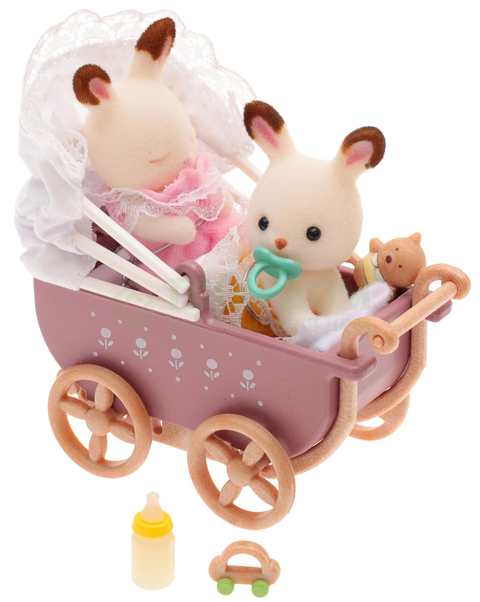 Sylvanian Families Набор фигурок Двойняшки в коляске2206 Sylvanian Families Набор фигурок Двойняшки в коляске2206Игровой набор Двойняшки в коляске привлечет внимание вашего ребенка, он сможет придумывать для жителей чудесной страны Sylvanian Families свои истории. В комплект входят две фигурки кроликов, коляска, постельные принадлежности, соска, бутылочка, машинка и погремушка. Компания была основана в 1985 году, в Японии. Sylvanian Families очень популярен в Европе и Азии, и, за долгие годы существования, компания смогла добиться больших успехов. 3 года подряд в Англии бренд Sylvanian Families был признан Игрушкой Года. Сегодня у героев Sylvanian Families есть собственное шоу, полнометражный мультфильм и сеть ресторанов, работающая по всей Японии. Sylvanian Families - это целый мир маленьких жителей, объединенных общей легендой. Жители страны Sylvanian Families - это кролики, белки, медведи, лисы и многие другие. У каждого из них есть дом, в котором есть все необходимое для счастливой жизни. В городе, где живут герои, есть школа, больница, рынок,...