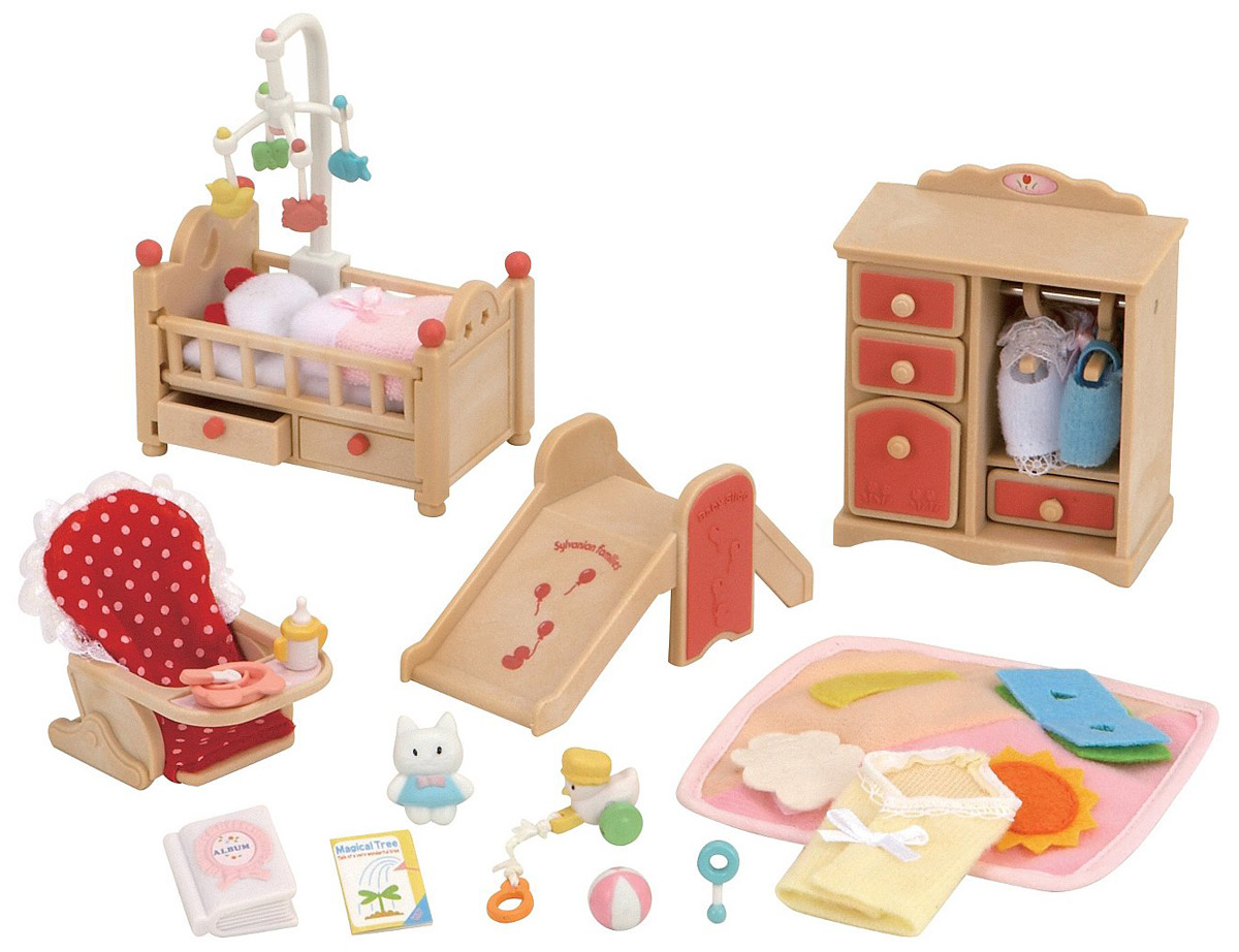 Sylvanian Families Игровой набор Детская комната 29542954 Sylvanian Families Игровой набор Детская комната 29542954Игровой набор Детская комната привлечет внимание вашего ребенка и станет отличным подарком для поклонников жителей чудесной страны Sylvanian Families. В комплект входит кроватка с игрушкой-мобилем, шкаф, горка, стульчик для кормления, посуда, игрушки и одежда. Фигурки в комплект не входят! Компания была основана в 1985 году, в Японии. Sylvanian Families очень популярен в Европе и Азии, и, за долгие годы существования, компания смогла добиться больших успехов. 3 года подряд в Англии бренд Sylvanian Families был признан Игрушкой Года. Сегодня у героев Sylvanian Families есть собственное шоу, полнометражный мультфильм и сеть ресторанов, работающая по всей Японии. Sylvanian Families - это целый мир маленьких жителей, объединенных общей легендой. Жители страны Sylvanian Families - это кролики, белки, медведи, лисы и многие другие. У каждого из них есть дом, в котором есть все необходимое для счастливой жизни. В городе, где живут герои, есть школа,...