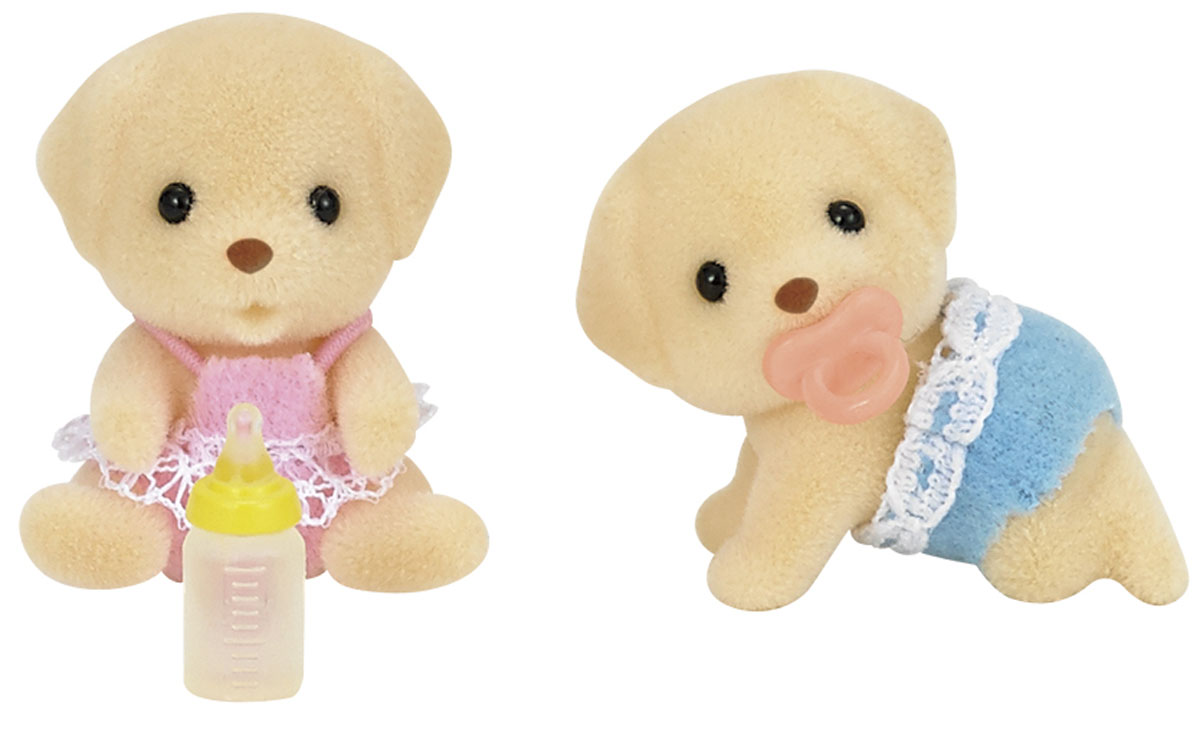 Sylvanian Families Набор фигурок Лабрадоры-двойняшки5189 Sylvanian Families Набор фигурок Лабрадоры-двойняшки5189Набор фигурок Sylvanian Families Лабрадоры-двойняшки - это замечательный подарок, который непременно понравится всем поклонникам семейств Sylvanian Families. В набор входят два малыша-щенка, пустышка и бутылочка. Все элементы выполнены с невероятной тщательностью из безопасных материалов. Компания Sylvanian Families была основана в 1985 году, в Японии. Sylvanian Families очень популярна в Европе и Азии и, за долгие годы существования, компания смогла добиться больших успехов. 3 года подряд в Англии бренд Sylvanian Families был признан Игрушкой Года. Сегодня у героев Sylvanian Families есть собственное шоу, полнометражный мультфильм и сеть ресторанов, работающая по всей Японии. Sylvanian Families - это целый мир маленьких жителей, объединенных общей легендой. Жители страны Sylvanian Families - это кролики, белки, медведи, лисы и многие другие. У каждого из них есть дом, в котором есть все необходимое для счастливой жизни. В городе, где живут герои, есть...