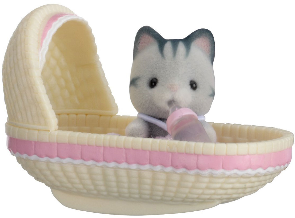 Sylvanian Families Фигурка Малыш котенок в люльке5198 Sylvanian Families Фигурка Малыш котенок в люльке5198Фигурка Sylvanian Families Малыш котенок в люльке обязательно понравится всем любителям страны Сильвания. Этот чудесный котенок еще совсем маленький и нуждается в заботе. Малыша нужно уложить в люльку и укачать, чтобы он уснул. А после сна котенок снова готов к игре! Игры с фигуркой развивают у ребенка чувство ответственности и заботы, формируют представление о семейных ценностях. Такая фигурка станет отличным дополнением к вашей коллекции игрушек Sylvanian Families! Все элементы выполнены с невероятной тщательностью из безопасных материалов. Компания Sylvanian Families была основана в 1985 году, в Японии. Sylvanian Families очень популярна в Европе и Азии и, за долгие годы существования, компания смогла добиться больших успехов. 3 года подряд в Англии бренд Sylvanian Families был признан Игрушкой Года. Сегодня у героев Sylvanian Families есть собственное шоу, полнометражный мультфильм и сеть ресторанов, работающая по всей...