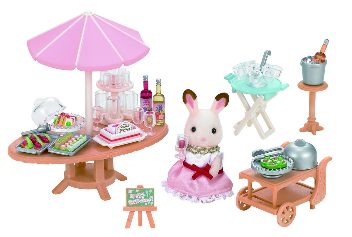 Sylvanian Families Игровой набор Морская вечеринка5207 Sylvanian Families Игровой набор Морская вечеринка5207Жители Волшебной страны Сильвания очень любят веселиться. Сегодня будет веселая вечеринка с игровым набором Sylvanian Families Морская вечеринка. Здесь не будет скучно. Придет много гостей. Уже все готово к началу праздника. Уже накрыт праздничный стол. На столе стоит красивая посуда. А какие сегодня вкусные блюда на праздничном столе! Всю еду готовил известный на всю Сильванию шеф-повар. Вот уже собралось много гостей, звучит веселая музыка, все нарядные и красивые. Вечеринка будет удачной и надолго всем запомнится. Компания Sylvanian Families была основана в 1985 году, в Японии. Sylvanian Families очень популярна в Европе и Азии и, за долгие годы существования, компания смогла добиться больших успехов. 3 года подряд в Англии бренд Sylvanian Families был признан Игрушкой Года. Сегодня у героев Sylvanian Families есть собственное шоу, полнометражный мультфильм и сеть ресторанов, работающая по всей Японии. Sylvanian Families - это целый мир маленьких жителей,...