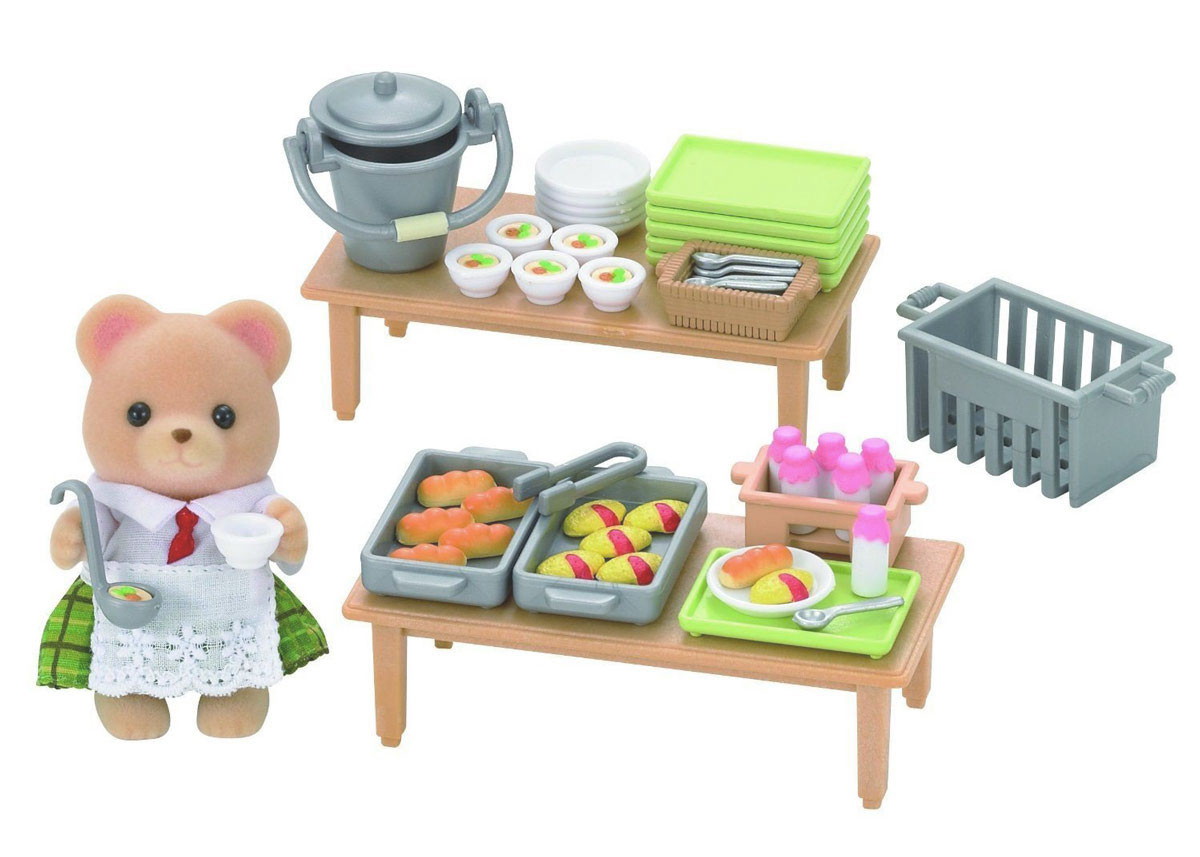 Sylvanian Families Игровой набор Школьный обед5108 Sylvanian Families Игровой набор Школьный обед5108Все детишки из волшебной страны Сильвания ходят в школу. У них много уроков. Школьный день длинный. И совершенно необходимо, чтобы в середине учебного дня дети могли пообедать. С набором Sylvanian Families Школьный обед обед у ребят будет самый вкусный. Здесь замечательный опытный повар в белоснежной одежде, он готовит самые любимые блюда для учеников. А также печет самые вкусные пирожки и булочки. Если что-то очень понравилось, можно попросить добавки. Прозвенел звонок на перемену и все ученики побежали в столовую: сейчас время обедать. А после обеда можно немного поиграть. А потом снова идти учится. После такого вкусного обеда ребята будут учиться очень хорошо. Все детали набора проработаны до идеала, с этим набором можно устроить реалистичную мини-столовую прямо на столе или на полу. Компания Sylvanian Families была основана в 1985 году, в Японии. Sylvanian Families очень популярна в Европе и Азии и, за долгие годы существования, ...