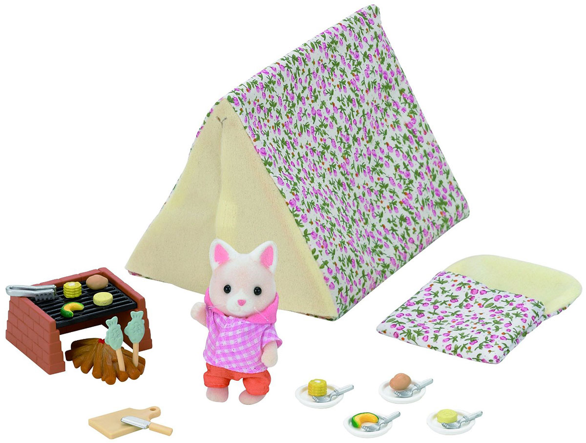Sylvanian Families Игровой набор Кемпинг у моря5209 Sylvanian Families Игровой набор Кемпинг у моря5209Игровой набор Sylvanian Families Кемпинг у моря станет замечательным подарком для поклонников миниатюрных фигурок Sylvanian Families. Милая кошечка Тиффани любит отдыхать на природе. На этот раз она выбралась к морю и взяла с собой все необходимые для отдыха вещи. Для приготовления пищи у нее имеется мангал, дрова и различные столовые приборы. Тиффани также позаботилась о ночлеге и не забыла захватить с собой палатку и спальный мешок. С этим набором ваш ребенок весело проведет время и придумает массу интересных сюжетов для игры. Все элементы выполнены с невероятной тщательностью из безопасных материалов. Компания Sylvanian Families была основана в 1985 году, в Японии. Sylvanian Families очень популярна в Европе и Азии и, за долгие годы существования, компания смогла добиться больших успехов. 3 года подряд в Англии бренд Sylvanian Families был признан Игрушкой Года. Сегодня у героев Sylvanian Families есть собственное шоу, ...