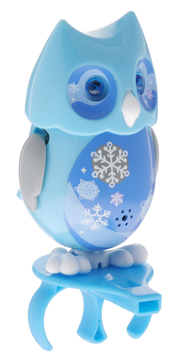 DigiFriends Интерактивная игрушка Сова с кольцом цвет голубой88285_голубой DigiFriends Интерактивная игрушка Сова с кольцом цвет голубой88285_голубойУ вас есть шанс получить уникального домашнего питомца - сову. Не каждый может похвастаться этим. Эта умная птичка интерактивная, она будет развлекать вас различными мелодиями, уханьем, световыми эффектами и танцами в виде покачиваний в такт музыке. Для активизации совы необходимо подуть на нее. Чтобы активировать режим проигрывания мелодий и уханья совы, достаточно посвистеть в свисток, который имеется в комплекте. Игрушка издает 55 вариантов мелодий и звуков. Кольцо-свисток может служить как переносной насест для совы. Ребенок может надеть кольцо на два пальца, закрепить там сову и свободно играть или даже бегать. Сова DigiFriends устойчива на любой ровной поверхности. Когда сова поет, ее глаза весело сверкают. Сова может поворачивать голову и шевелить клювом в такт мелодии. Игрушка работает в двух режимах: соло и хор. Можно синхронизировать неограниченное количество сов или других персонажей DigiFriends. Главным в хоре становится персонаж, которого первого включили....