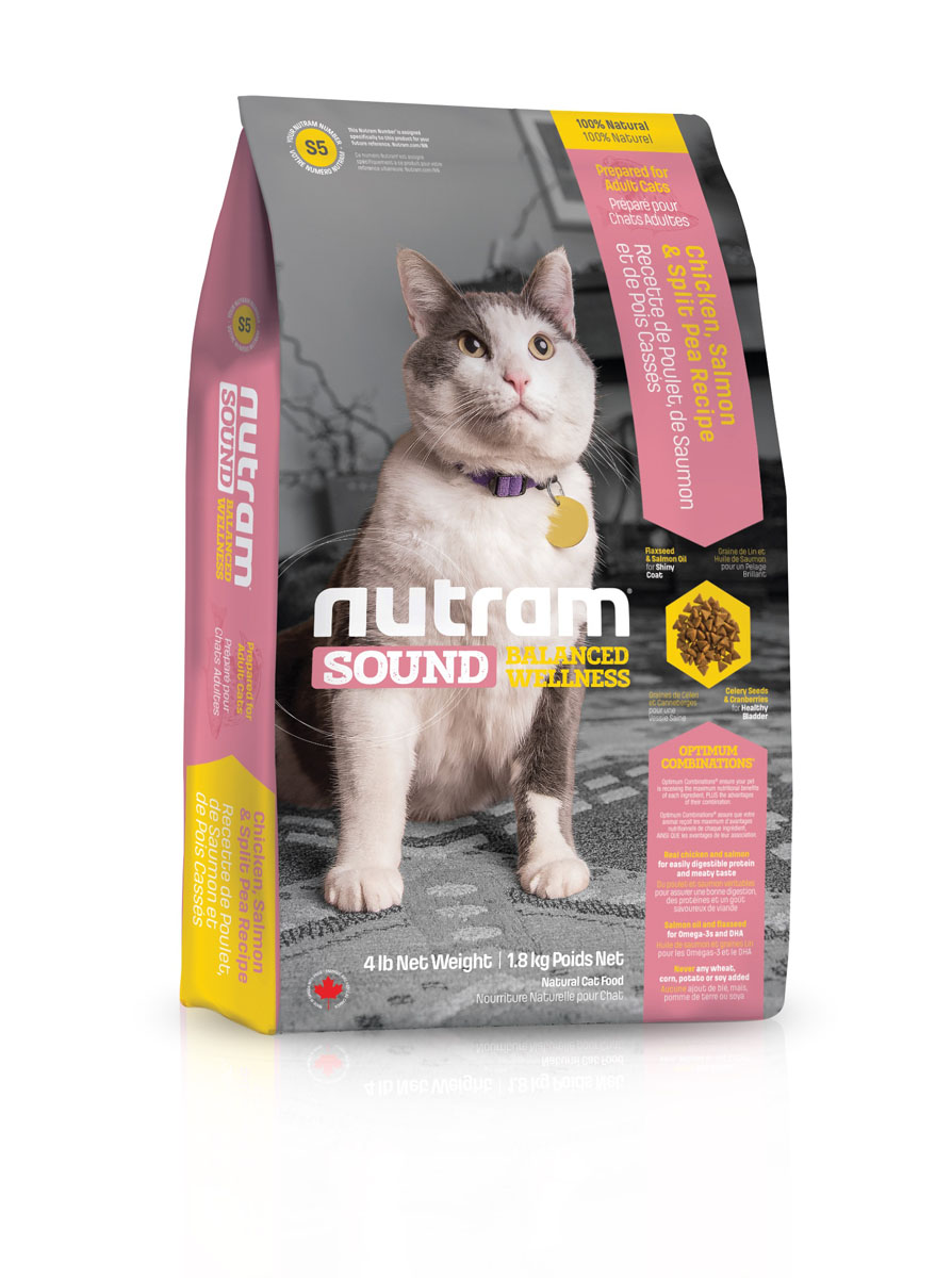 Сухой корм для взрослых кошек S5 Nutram Sound Balanced Wellness Adult\Senior Cat Food 6.8 кг83087 Сухой корм для взрослых кошек S5 Nutram Sound Balanced Wellness Adult\Senior Cat Food 6.8 кг83087Полноценный, полезный, богатый питательными веществами сухой корм для кошек, который улучшает самочувствие и здоровье питомцев по принципу «изнутри наружу». Подход Nutram к питанию начинается со здорового мочевого пузыря. Для этого используется сочетание клюквы и семян сельдерея. Клюква, естественный подкислитель, и семена сельдерея, эффективное мочегонное, регулируют баланс жидкости в организме. Благодаря им поддерживаются уровень рН и уровень золы в моче, что способствует здоровью мочеполовой системы. Сочетание жира лососевых рыб и семян льна, богатых омега-3 жирными кислотами, позволяет системе Оптимальных Сочетаний обеспечить все необходимые питательные вещества для поддержки здоровья кожи и шерсти.