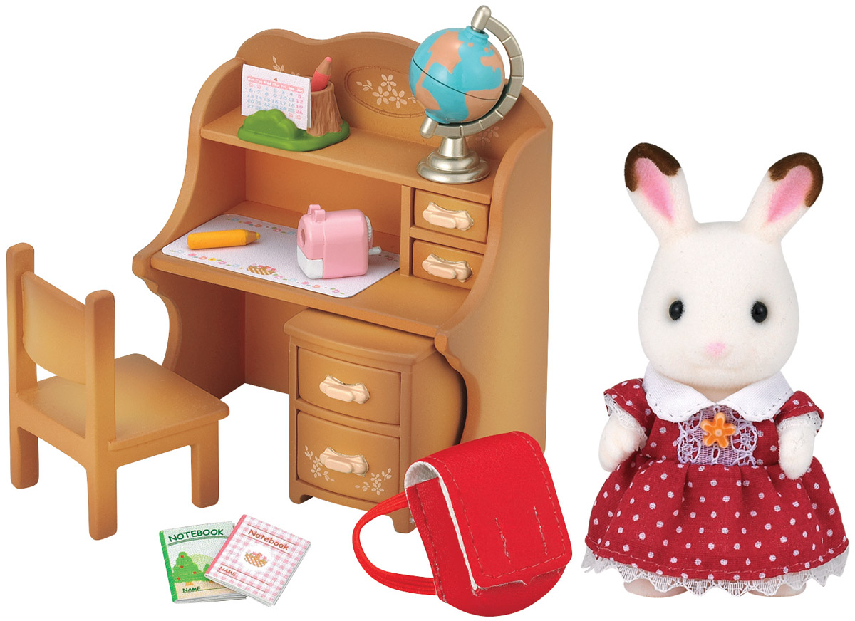 Sylvanian Families Фигурка Мария за партой2204 Sylvanian Families Фигурка Мария за партой2204Мария прилежная ученица, она всегда делает все домашние задания за своей симпатичной партой. В комплект входит фигурка Марии, парта с ящичками и тумбочкой, стул, ранец, глобус, письменные принадлежности. Компания была основана в 1985 году, в Японии. Sylvanian Families очень популярен в Европе и Азии, и, за долгие годы существования, компания смогла добиться больших успехов. 3 года подряд в Англии бренд Sylvanian Families был признан Игрушкой Года. Сегодня у героев Sylvanian Families есть собственное шоу, полнометражный мультфильм и сеть ресторанов, работающая по всей Японии. Sylvanian Families - это целый мир маленьких жителей, объединенных общей легендой. Жители страны Sylvanian Families - это кролики, белки, медведи, лисы и многие другие. У каждого из них есть дом, в котором есть все необходимое для счастливой жизни. В городе, где живут герои, есть школа, больница, рынок, пекарня, детский сад и множество других полезных объектов. Жители этой...